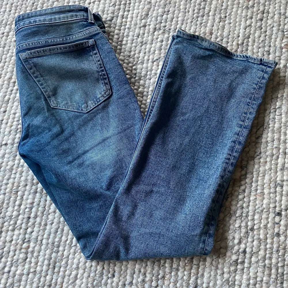 ❣️❣️DE ÄR KVAR❣️❣️ säljer för 200! Aassnygga ljusblåa lågmidjade straighta jeans. Jag är 165, midjemått: 78, Innerbenslängden: 80💓 De formar bra🙌🏻storlek 34/s! Skriv för frågor eller fler bilder. Jeans & Byxor.