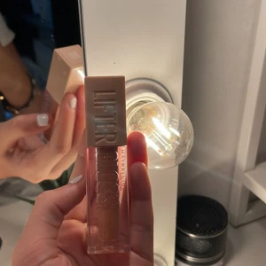 Lifter gloss!❤️ - Ett jätte fint ligger gloss från maybelline i färgen 008 stone❤️❤️nypris:100kr säljer för 35kr plus 13kr frakt❤️❤️