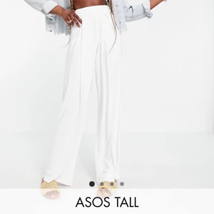 ASOS tall vita byxor - Vita supersköna ”mjukis”byxor från ASOS tall, strl 36, helt oanvända endast provade. Går ända ner till marken på mig som är 178. 