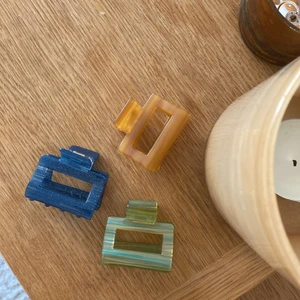 Hårklämmor Izabel display - GRÖN SÅLD💚  Hårkläor från Izabel display som itne säljs längre!! Gratis frakt Blåa och beiga för 120kr🤘🏽 90kr/st