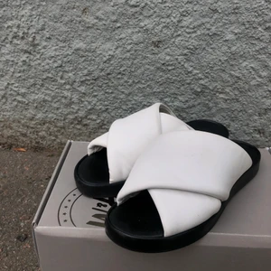 Vita lädertofflor - Toffelliknande sandaler i läder från h&m premium selection. Lädret har fått lite missfärgningar på insidan men det är inget som syns när man bär dem. Så bekväma, känns som att gå på moln. Köpare står för fraktkostnad. Swish is queen👡☁️🚽🎹