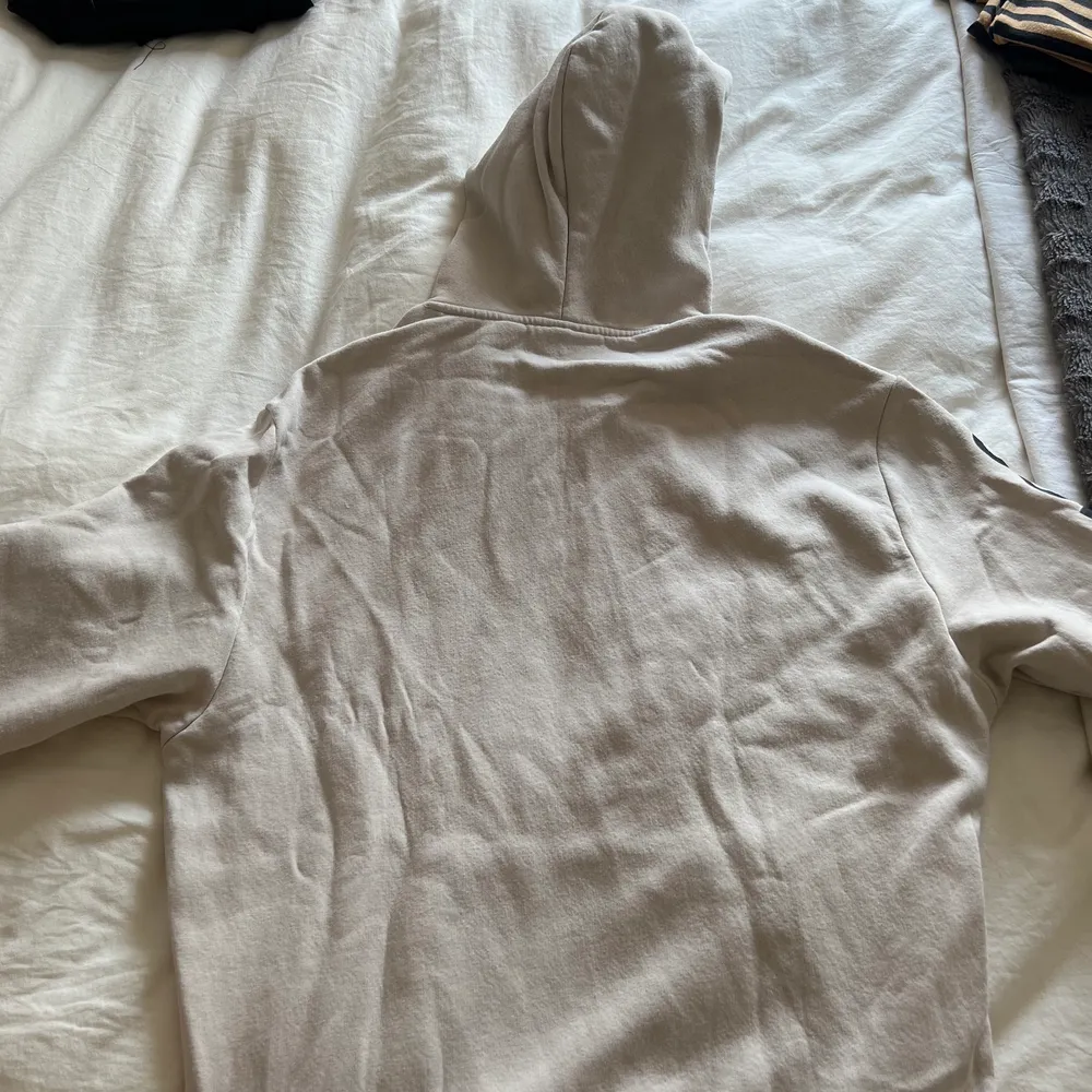 Supermysig och stor beige hoodie köpt från Asos bara använd ett fåtal gånger, köpare står för frakt. Hoodies.