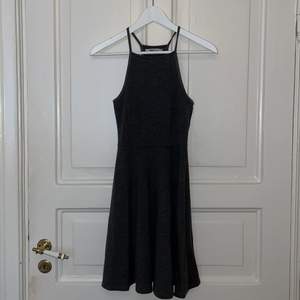 En mörkgrå klänning från Gina Tricot i storlek XS. Köpte den för många år sedan men har bara använt den någon enstaka gång. Nästan som helt ny och i superbra skick. Jätte gullig klänning men säljer den då jag växt ur den nu 💗💛