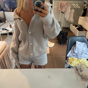 stickad kofta &other stories - så sjuuukt fin HEEELT oanvänd finstickad och tjock kofta ifrån &other stories perfekt till höst och vinter, så skön varm och mysig😍köpt för 900kr och som sagt helt oanvänd