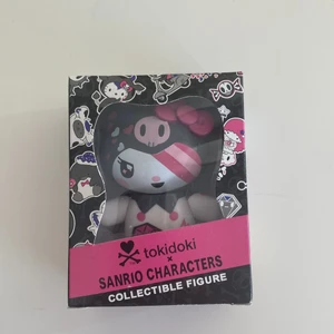 Sanrio figurine x tokidoki! - En söt sanrio figurine som är i mycket bra skick utan några skador på båda figurinen och på boxen! Den är köpt hos kawaii inne i stan för 150kr men säljer den billigare då den är secondhand!🌟