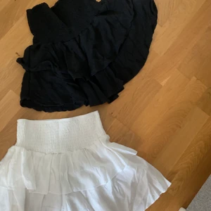 Kjolar - Används inte. Köp båda för 180kr eller en av dom för 100kr! Den vita är inte så genomskinlig som man ser på sista bilden! Dom är i tunt material så dom är super sköna. Köparen står för frakt!
