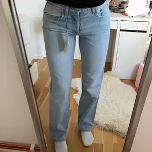 Zara midrise jeans i en ljusblå färg. Helt oanvända med lappar kvar. Köp direkt för 300 eller buda💗