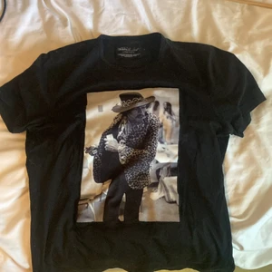 Limitato t-shirt - Limitato t-shirt, storlek M, köpt för 1 år sedan. Nypris 1600. Skriv för mer info