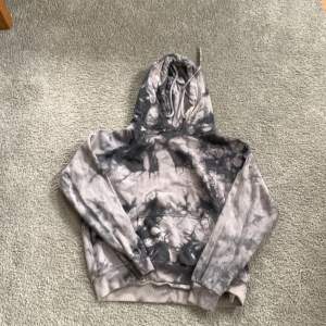 Kort tie dye hoodie från new yorker 