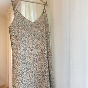 Blommig klänning - Blommig klänning från shein med reglerbara band. Storlek L. Frakt tillkommer