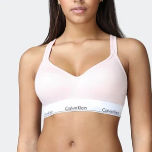 Calvin Klein top - Säljer denna super fina CK toppen som är köpt på johnells för 499kr. Säljer den då jag aldrig testade den i butik och fick heller inte på den när jag kom hem då jag hade köpt en för liten storlek. Nypris 499. Säljer för 260kr. Köparen står för frakten💘