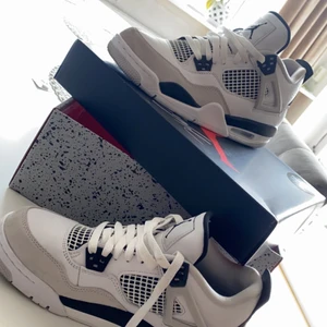 Jordans 4 milaty black - Air jordan 4 Retro (GS), köptes från Restocks, de är knappt använda. Kontakta gärna mig för flera bilder 💞