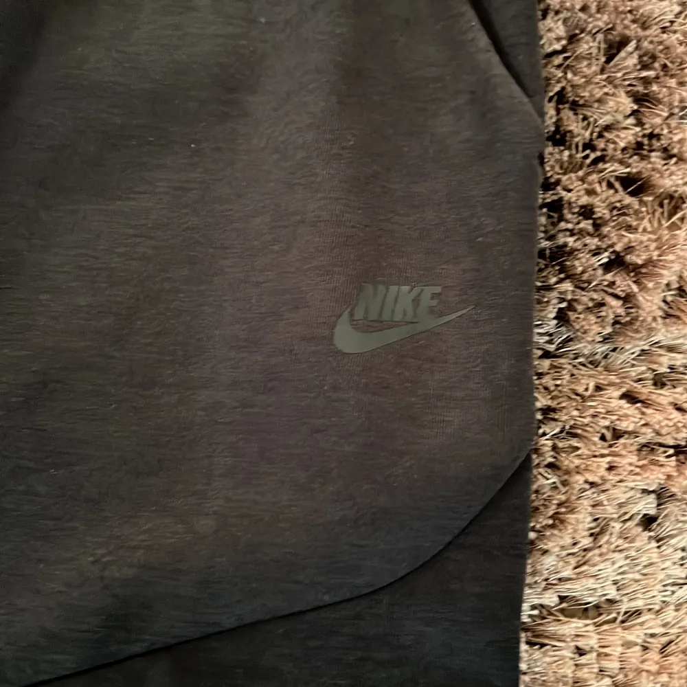 Nike tech svarta byxor den har tvättats några gånger därför är färgen lite konstigt men den är bra skick och har inte använts mycket. Jeans & Byxor.