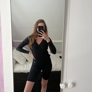 H&M | Svart kofta med knappar - Svart, v-ringad kofta som kan knäppas upp. 