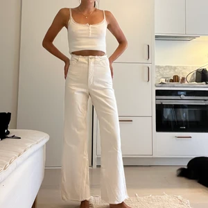 Ljusa lösa jeans - Sjukligt snygga creamvita jeans. Dom är uber höga i midjan och fransar sig i både midja och längst nere på bena. Dom är inköpta i LA på Fred segalför två år sedan. Kostade ca 4000 sek nya och jag säljer dem för 1000 sek då dom är liiiite för små i midjan.