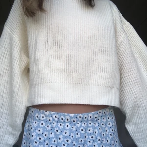 Stickad tröja - En stickad tröja från H&M (Divided)  Den är i bra skick! Färgen är gräddvit typ! Frakten är 66kr så 75+66=141