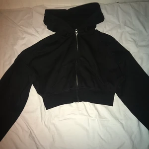 Svart midje kofta - Så jag vill inte ha den hära koftan så därför säljer jag den hära koftan. Den hära koftan har bara använts 2 gånger och innan den säljs så kommer jag såklart Tvätta den och skicka den i bra form