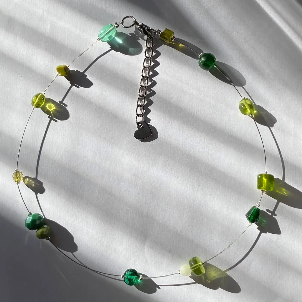 Halsband med glaspärlor i gröna nyanser, längden är reglerbar ca 40-45cm💚 Gratis frakt!! Kika gärna in mina andra annonser samt min instagram @flyingladybugz där jag säljer mer smycken!. Accessoarer.