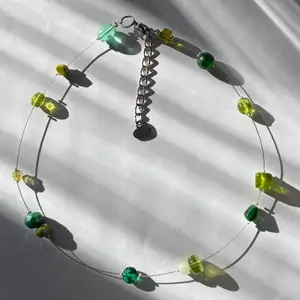 Halsband med glaspärlor i gröna nyanser, längden är reglerbar ca 40-45cm💚 Gratis frakt!! Kika gärna in mina andra annonser samt min instagram @flyingladybugz där jag säljer mer smycken!