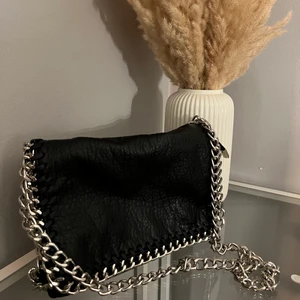 Tiamo väska - Säljer nu denna fina väska från Tiamo!!😍 Mycket fint skick. Köpt för 500kr, säljer direkt för 300🫶🏼 Köparen står för frakten💌