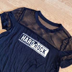 Hard rock café t-shirt/magtröja med ”fishnet” detalj, strl S, aldrig använd.  Kom med bud om ni vill Kan mötas upp mellan Uppsala-Gävle  Postar om du betalar frakt💕   TRYCK INTE PÅ KÖP NU 