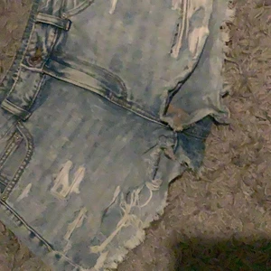 Jeans shorts  - Ljusblåa jeans shorts med hål ,väldigt fina bra skick 
