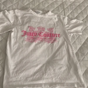 T tröja  - Hej  Jag säljer min juicy country tröja på grund av att den är för liten för mig. Och den tvättas innan jag skickar den .