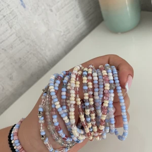 Armband 💗 - Egengjorda armand, kan specialdesigna med egna färger om så önskas. Hör av er privat! Annars kostar ett armand 15kr och två för  25kr💗 Frakten kostar 13kr!