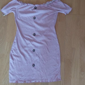 Rosa sommar klänning, Storlek M - Säljer en fin rosa sommar klänning. Passar som storlek M