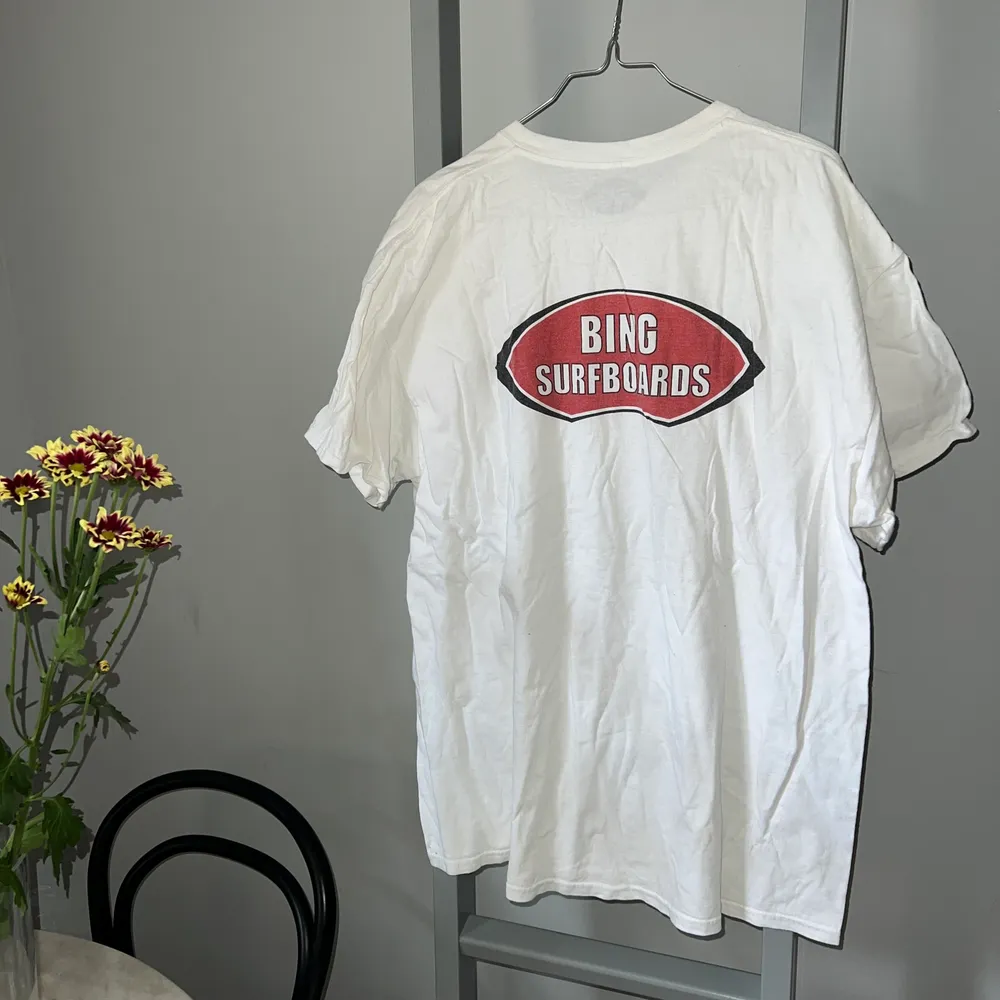 Säljer en t-shirt från Bing Surfboards använd några enstaka gånger. Storlek XL. Köpt på 654 i Stockholm.. T-shirts.