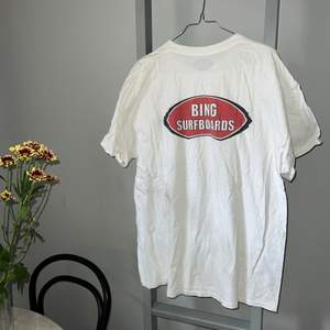 Säljer en t-shirt från Bing Surfboards använd några enstaka gånger. Storlek XL. Köpt på 654 i Stockholm.