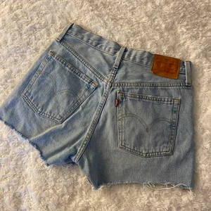 Levis shorts  - Säljer mina ljus blåa Levis shorts! Dom är väldigt fina för har knappt använda dom.  Säljer pågrund utav att dom är för små. Ligger bara i garderoben just nu så hoppas någon annan kan få användning av dessa🥰  Köparen står för frakten