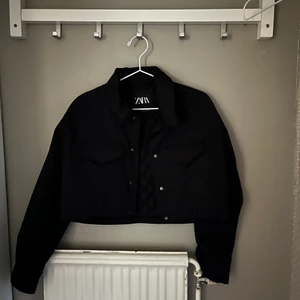 Zara jacket  - En jacka från zara som nästan aldrig använts. Kort modell som slutar precis vid midjan. 💞