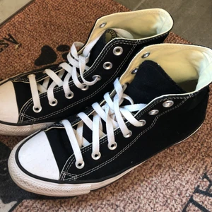 Svarta converse! - Svarta höga converse i bra skick! Använda fåtal gånger, skulle säga att de nästan är som nya💕 perfekta till hösten!