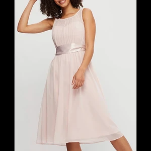 Dorothy perkins midi dress - Säljer en rosa/blush klänning från Dorothy perkins. Använd endast en gång känns som helt ny fortf! Köparen står för frakt 🤝