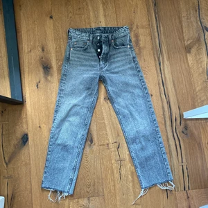 Grå jeans zara - Jeans från zara. Lite för korta på mig som är 165