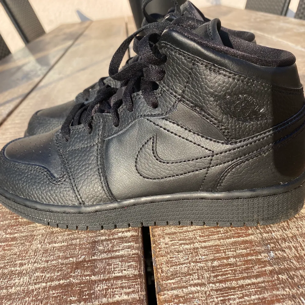 Super fina nike jordans använda en gång men är tyvärr lite för små för mig så kommer inte till användning💓  Kontakta mig vid instresse💓💓. Skor.