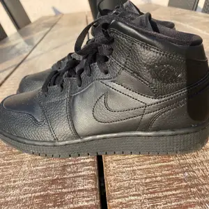 Super fina nike jordans använda en gång men är tyvärr lite för små för mig så kommer inte till användning💓  Kontakta mig vid instresse💓💓