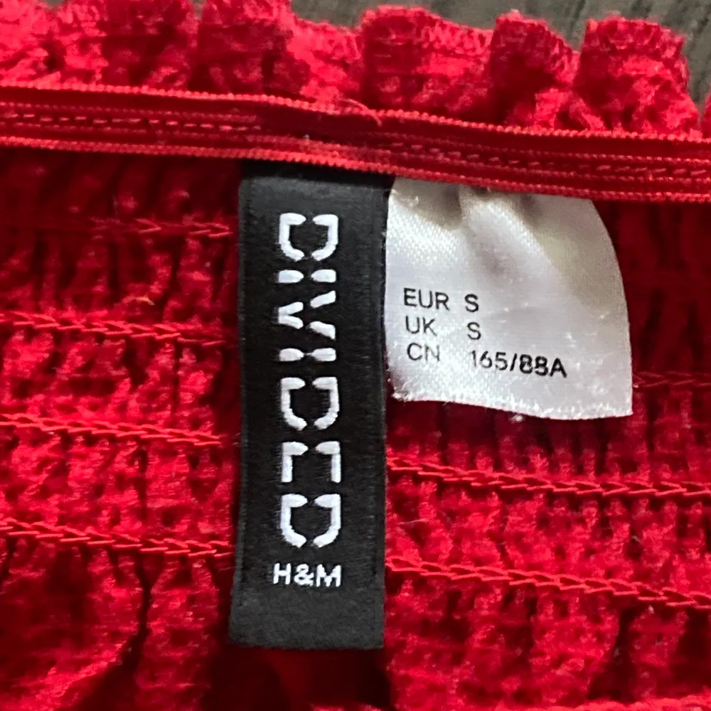 Jag säljer denna röda tröja i strl S från H&M för 50kr +frakt .Köpt för några år sedan men är fortfarande i fint skick, hör av er om ni är intresserade!💕. Toppar.