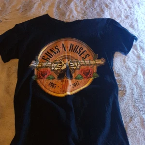 T shirt - Svart guns n roses t shirt i strlk S, 70kr +frakt