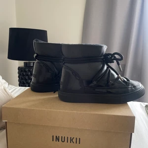 INUIKII skor  - Säljer dessa svin snygga Inuikii skor som är perfekta till sen höst och vinter! Fint skick. Nypris 2999kr och jag säljer för 2000kr