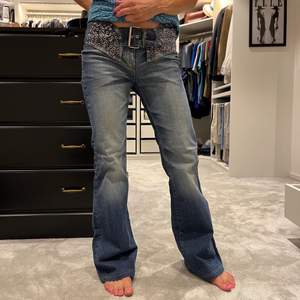 Utsvängda jeans i 70-tals stil i bra skick! Köpta för ca 3000 för längesedan.