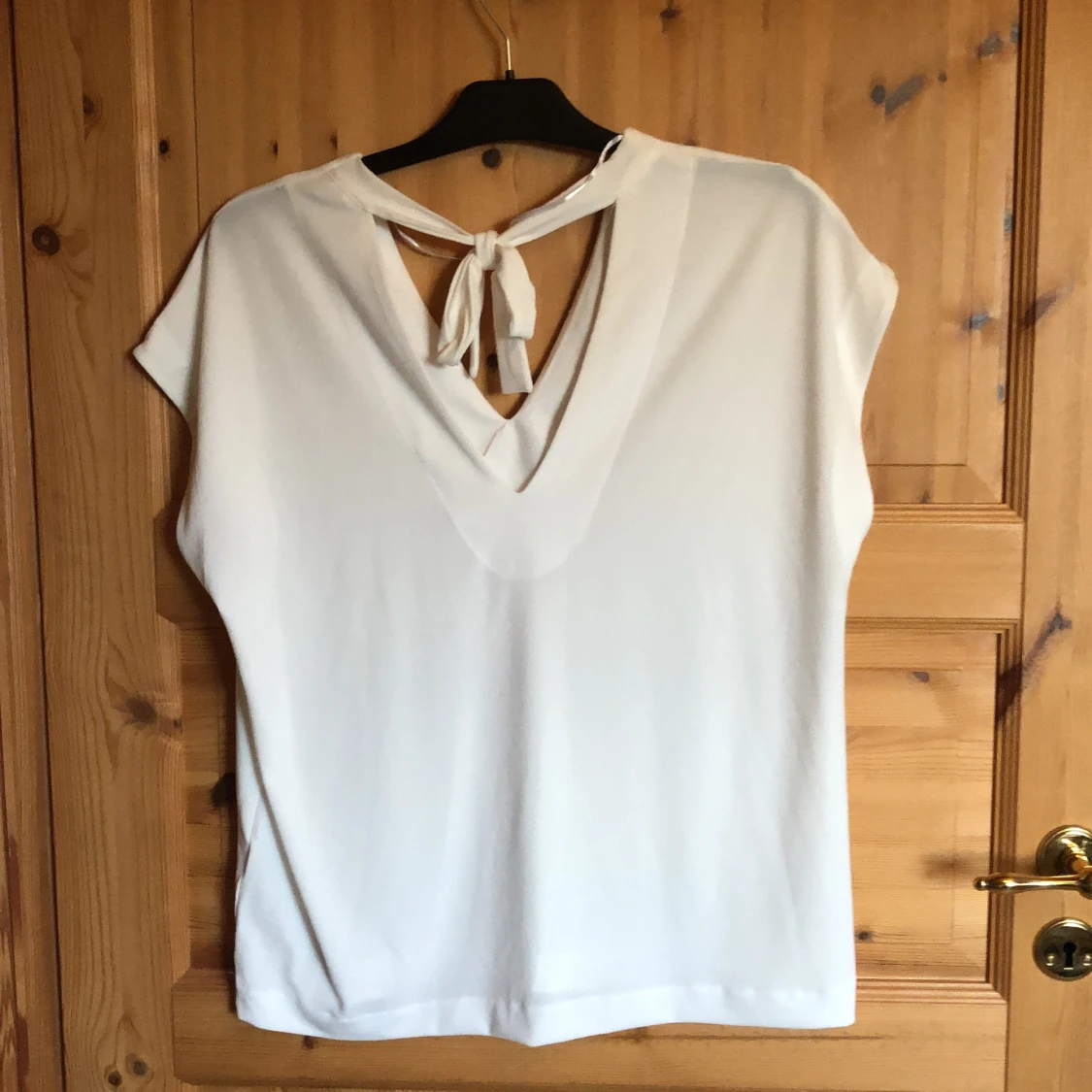 Vit top med knyt i nacken - 90