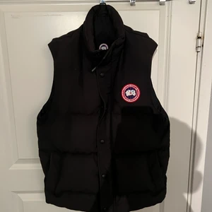 Canada goose väst  - Cond 8/10  Kan gå ner i snabbaffär  Finns att hämta i Varberg eller frakt om de så önskas