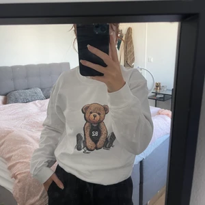 nalle sweatshirt  - säljer denna supergulliga sweatshirten då jag ej använder den längre!🤍