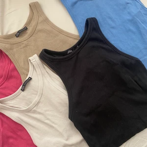 Zara toppar🫶🏼 - Säljer dessa superfina toppens ifrån zara i färgerna, Svart, Vit, Rosa, Ljusblå, Beige😽Säljer alla tillsammans för 200kr plus frakt på 66kr! Säljer då de inte kommer till någon användning, betalning sker endast via swich. Alla i storlek L men passar Xs-S🫶🏼