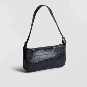 Gina Tricot Klara Bag - svart väska från Gina i nyskick                      kontakta mig vid intresse!                                  säljer för 100 kr 