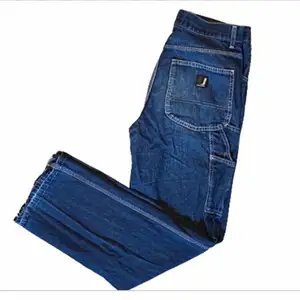 Marinblåa byxor med en snygg wash, de har snygga detaljer som kan påminna om arbetar byxor, innerbenslöngden är 78,5, midjemåttet är 38 och benöppningen är 23,5