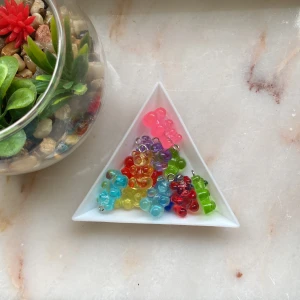 Gummibjörnar berlocker! - Söta berlocker i form av en gummibjörn. Finns i olika färger. Har 30 st inne! Bra om man ska göra t.ex örhängen. 3 kr st!