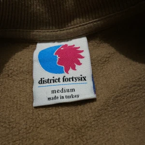 Distrikt 46 - Distrikt 46 sweatshirt i storlek M köpt för 600 säljer för 250, använd men i bra skick. 